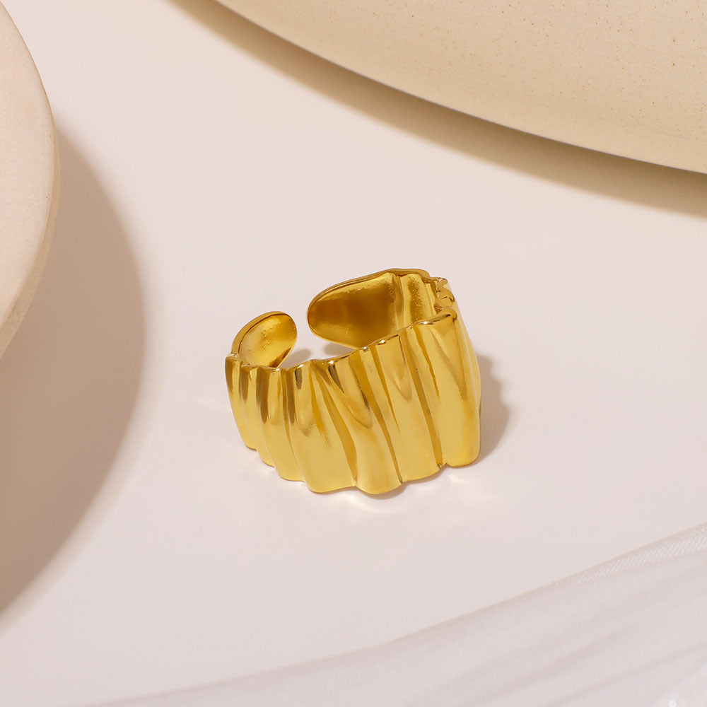 Anello a onda geometrica in acciaio inossidabile placcato oro 18 carati per uomo e donna — Fascia regolabile minimalista con motivo a increspature testurizzate