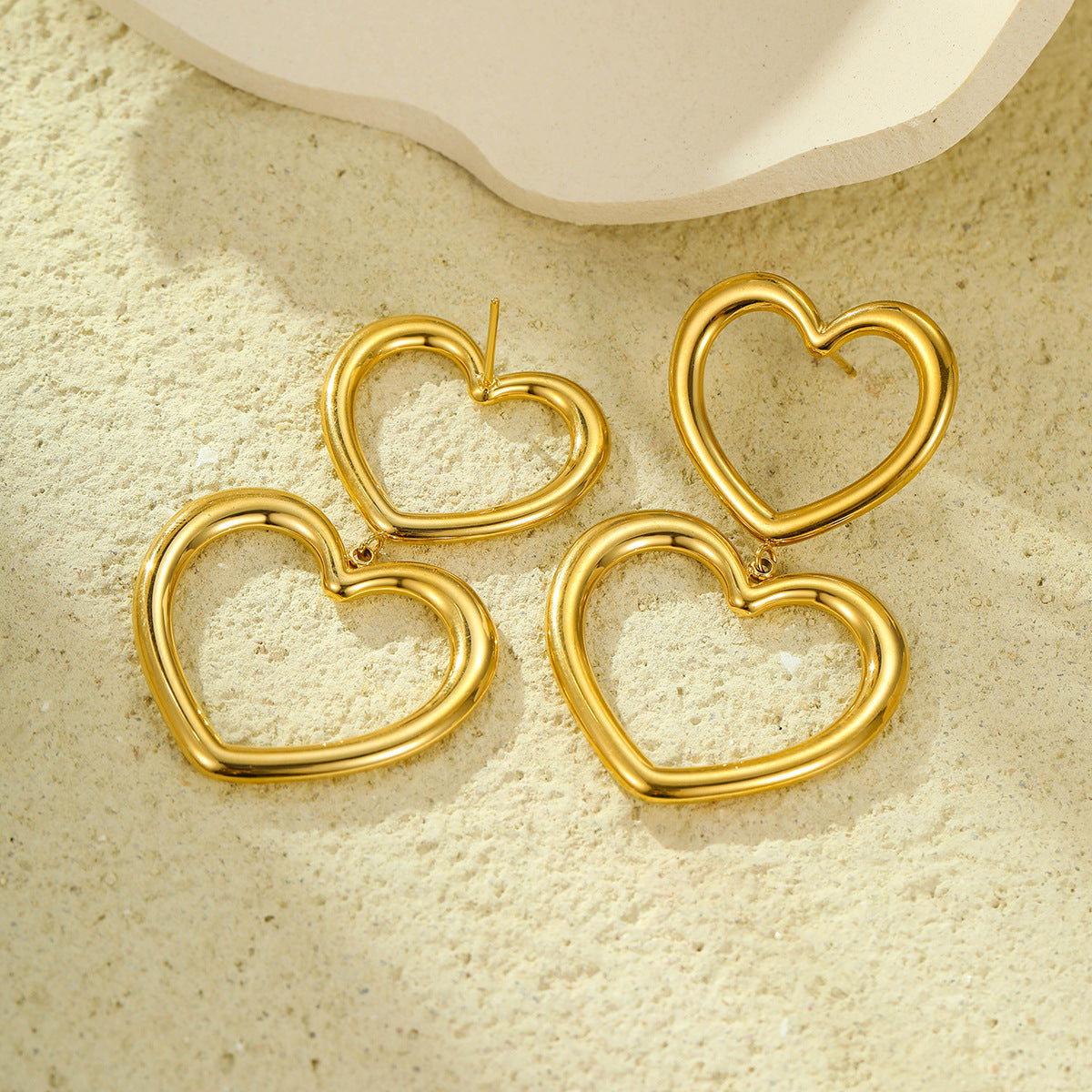 Orecchini pendenti a cuore cavo alla moda in stile OL in acciaio inossidabile con placcatura in oro 18 carati e dettaglio con frange