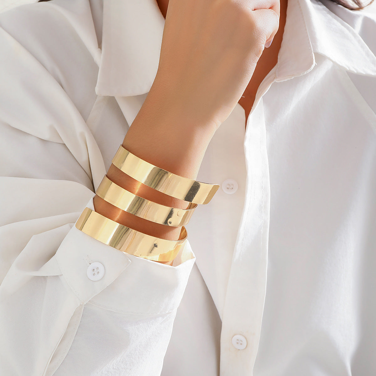 Pulsera de metal geométrica minimalista estilo francés con diseño ahuecado, acabado pulido y diseño abierto
