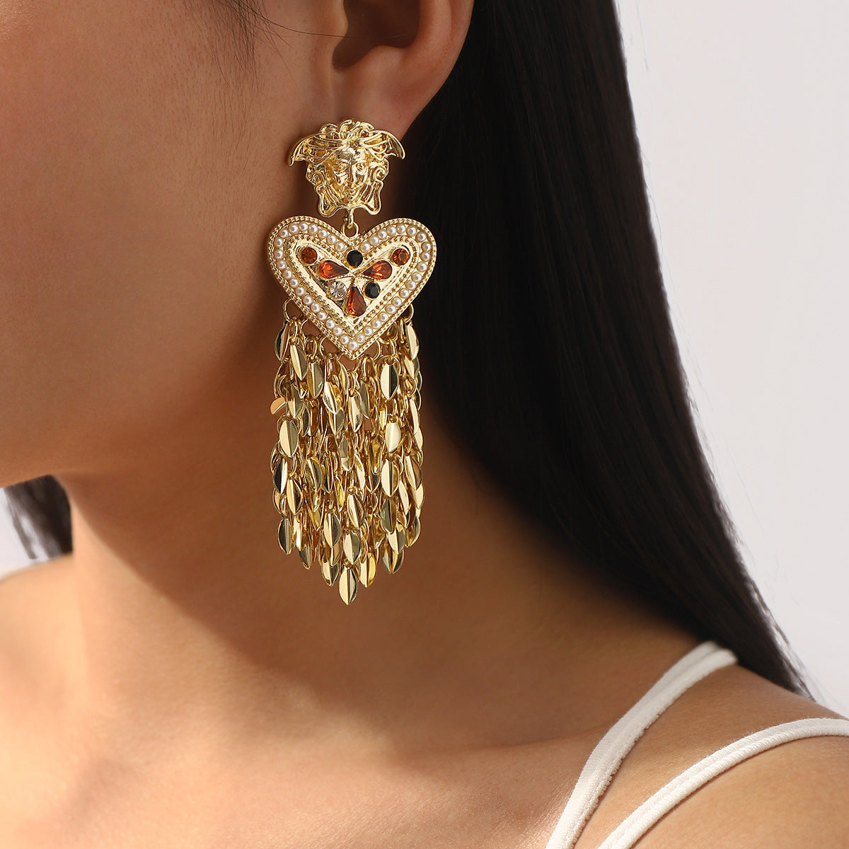 Pendientes colgantes vintage de Medusa con forma de corazón, borlas, acabado chapado en aleación e incrustaciones de pedrería y perlas simuladas