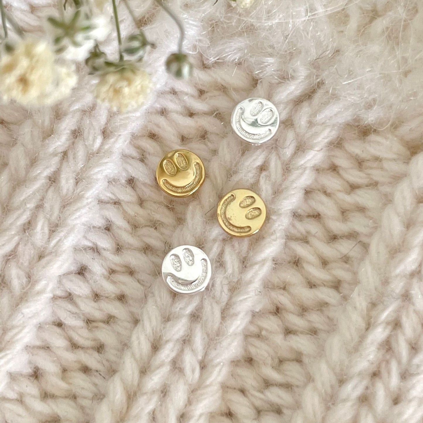 Orecchini a Perno da Donna Minimalisti con Faccia Sorridente a Goccia Intarsiata in Perla, in Argento Sterling 925
