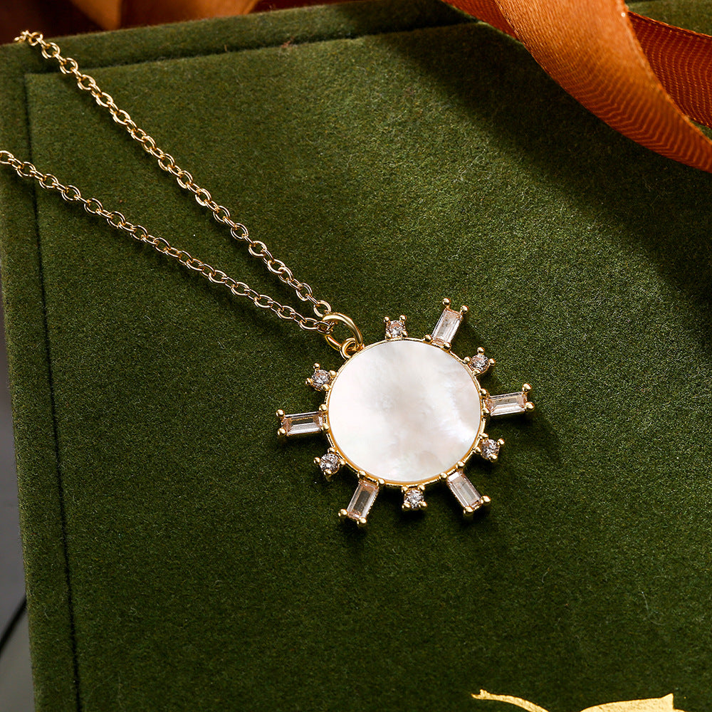 Collana con Ciondolo Geometrico Minimalista a Forma di Quadrifoglio da Donna in Ottone con Placcatura in Oro Vero e Intarsio in Abalone Bianco