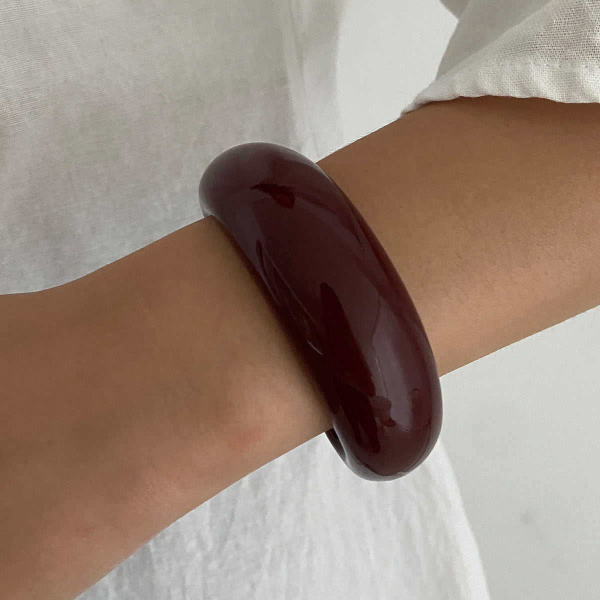 Bracciale minimale in acrilico a C con effetto Ombré a lamina d'oro e finitura placcata da donna