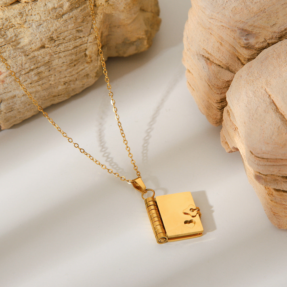 Collana con ciondolo a forma di libro minimalista con design a cuore aperto in acciaio inossidabile e acciaio al titanio, catena a medaglione elettroplaccata per donna