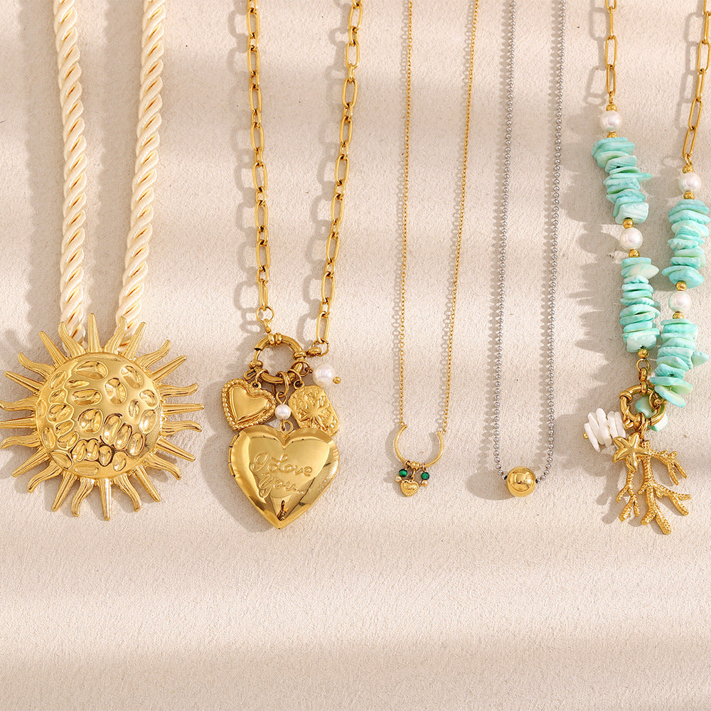 Collana con Pendente a Cuore alla Moda in Acciaio Inossidabile, Placcata Oro 18K, con Motivi di Corallo e Conche Marine su Design a Cerchio Tondo