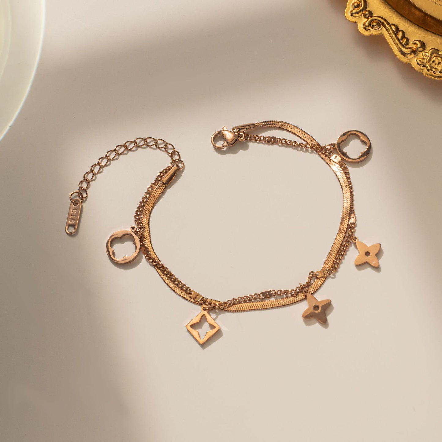 Fashion 18K Rose Gold Plated Four Leaf Clover Swan Necklace Minimalist Titanium Steel Pendant for Women