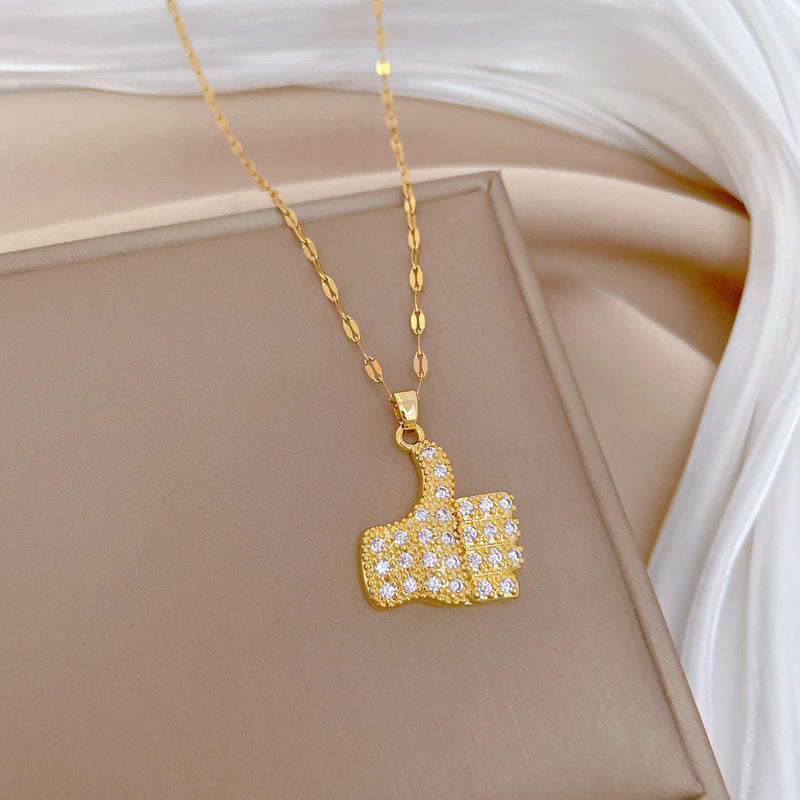 Collana Pendente Geometrico Minimalista Pollice in Su per Uomo e Donna in Acciaio al Titanio con Dettagli in Strass su Catena in Acciaio Inossidabile