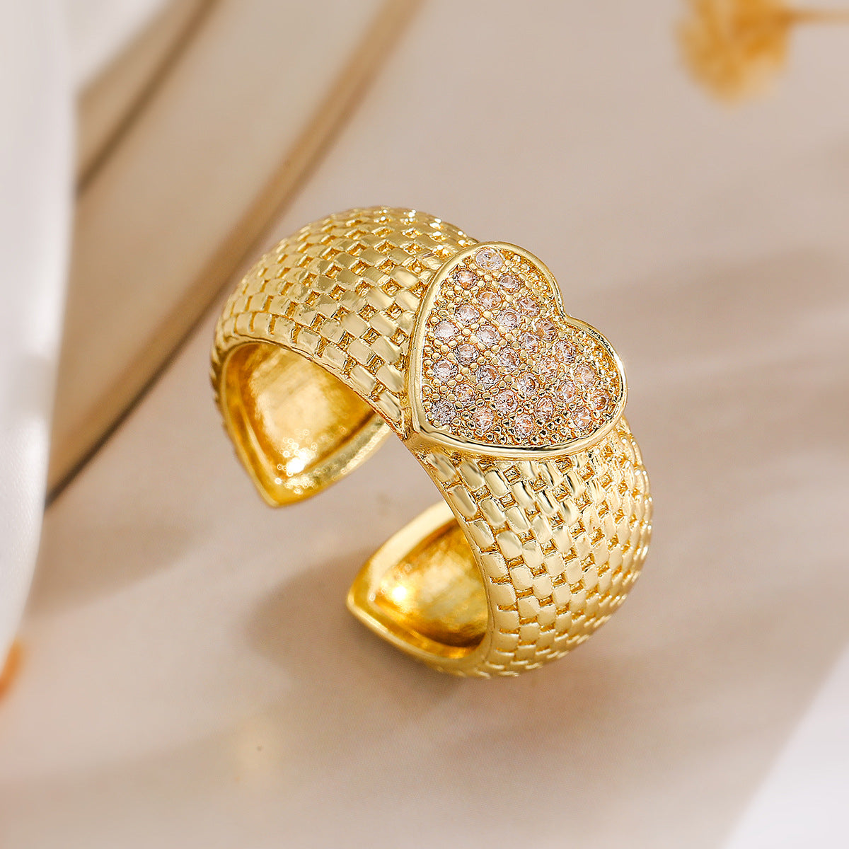 Anello minimalista geometrico a cuore aperto da donna in ottone con placcatura in oro 18 carati e intarsi in zircone