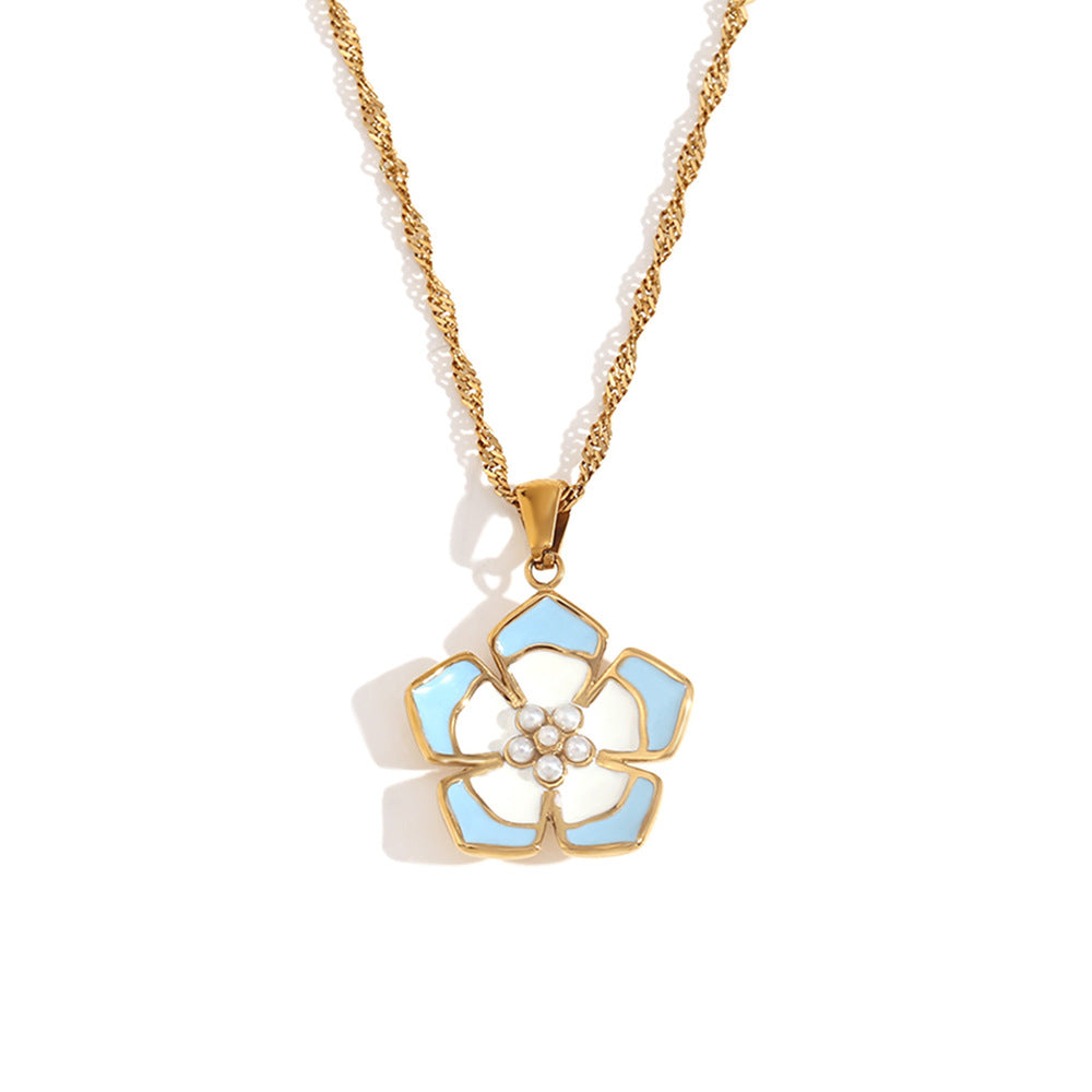Collana da donna alla moda con ciondolo floreale e geometrico in acciaio inossidabile con placcatura in oro 18 carati e dettagli di petali smaltati
