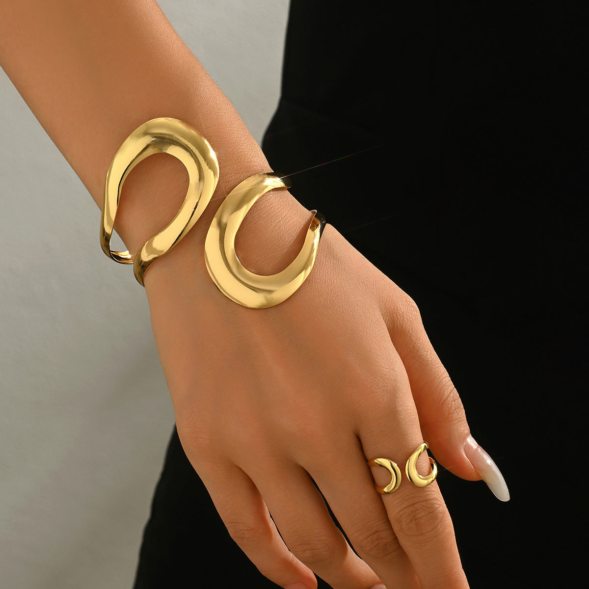 Conjunto de pulsera y anillo de aleación de zinc pulido con forma geométrica hueca, ajustables, joyería tipo brazalete