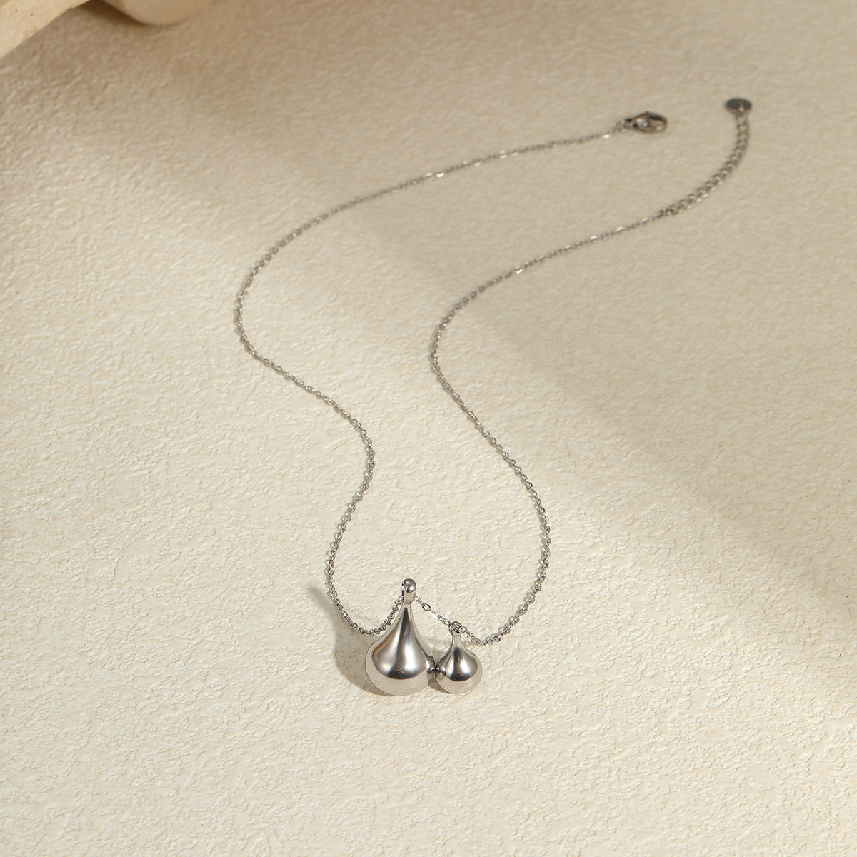 Fashionable Waterdrop-Shaped Stainless Steel Pendant Necklace with Plated Finish for Women, Minimalist Geometric Design, Lightweight Luxe Style