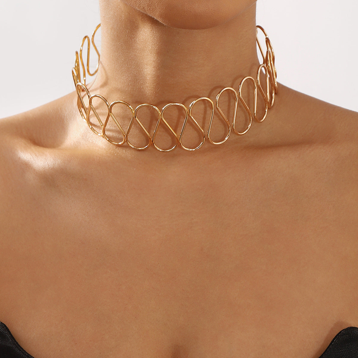 Collar Gargantilla Metálica Geométrica con Forma de Onda Minimalista para Mujer con Acabado Galvanizado