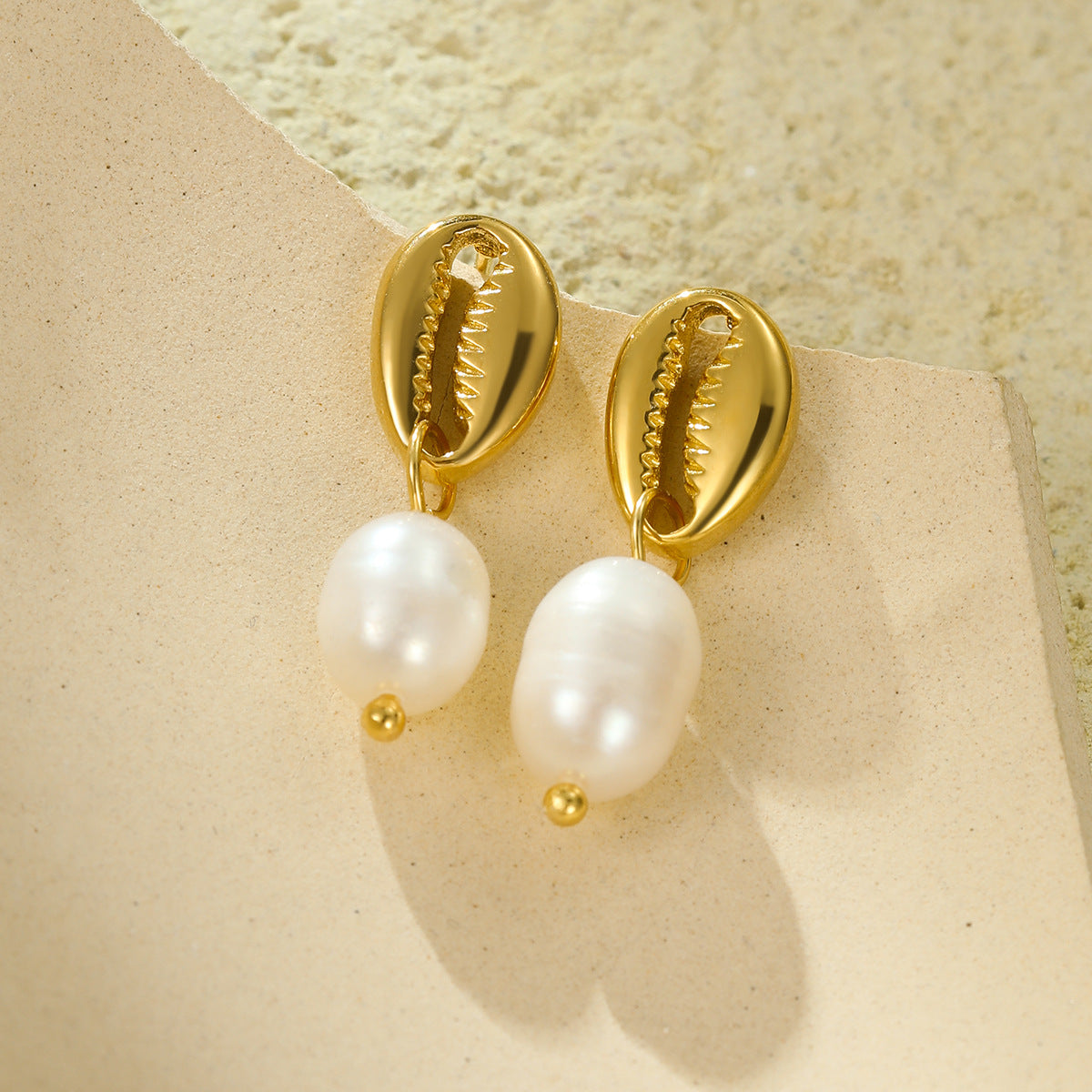 Pendientes colgantes estilo vintage con forma de pinza de cangrejo con incrustaciones de perlas de agua dulce y acero inoxidable chapado en oro de 18 quilates