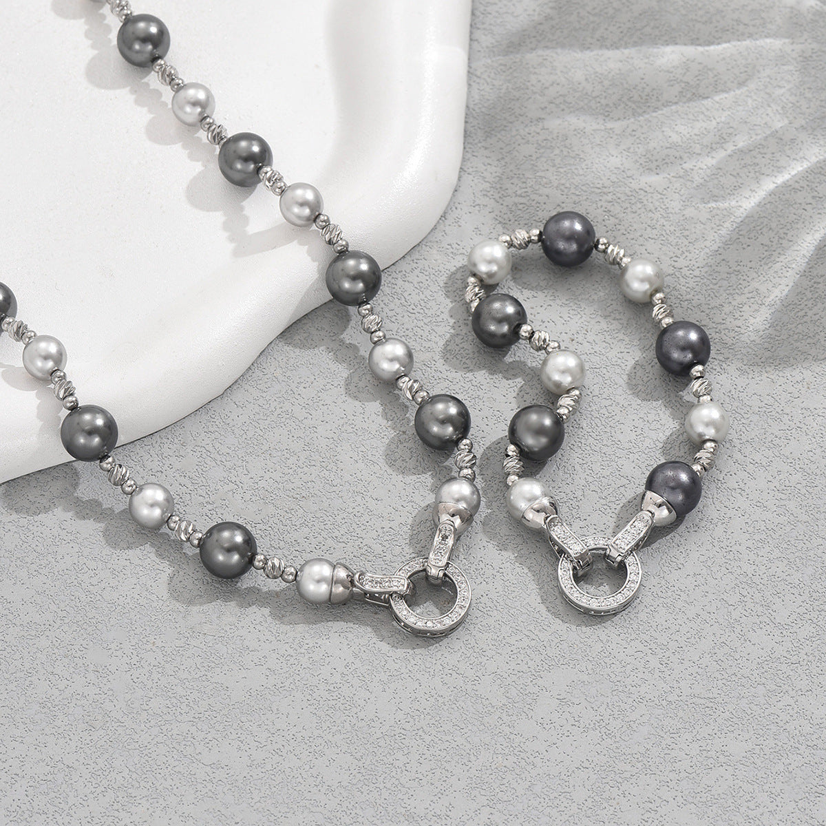 Set Collana e Bracciale da Donna Stile Geometrico Perla con Intarsio di Zirconi e Ciondolo in Rame