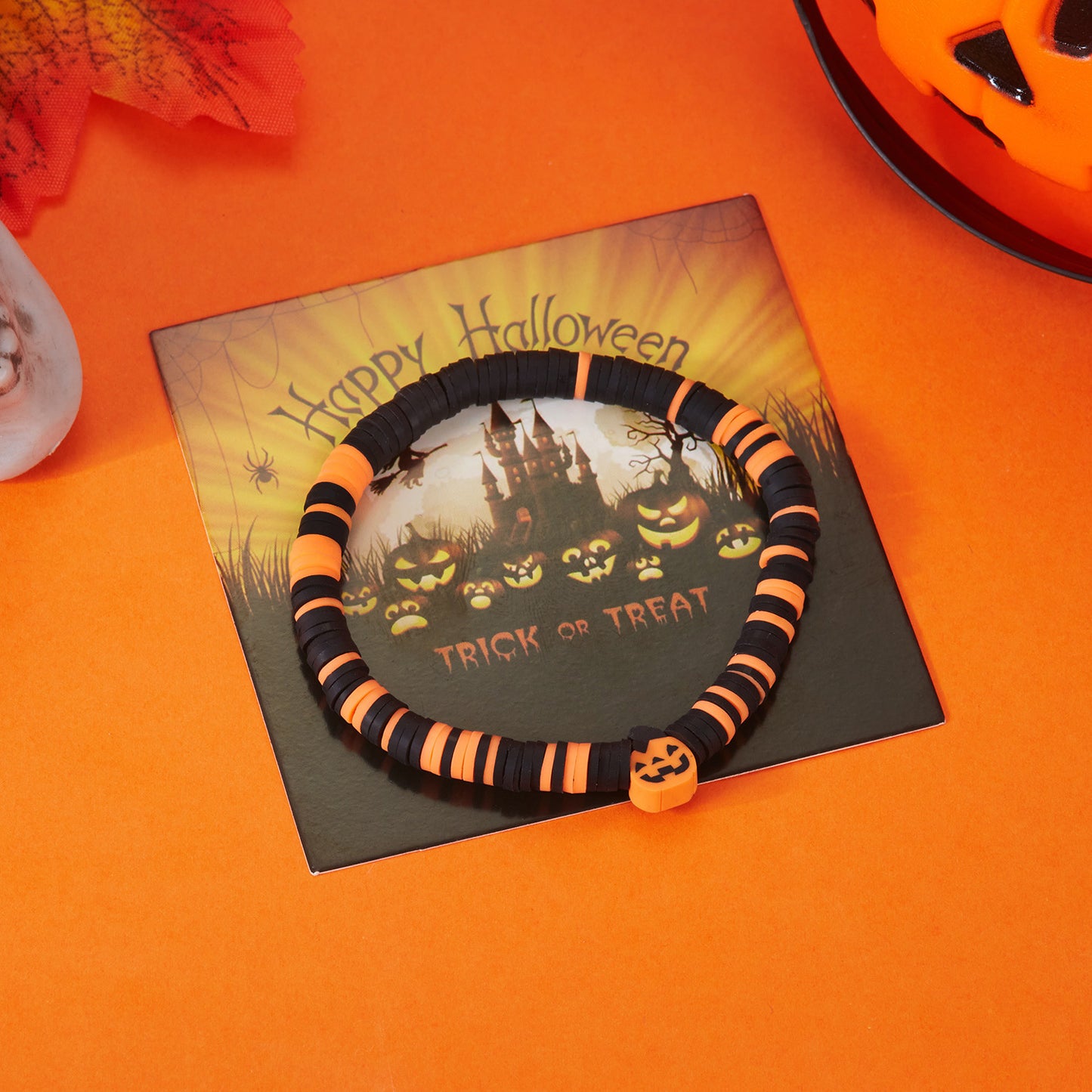 Pulsera de Halloween hecha a mano con motivo de esqueleto en arcilla polimérica y diseño geométrico para mujer