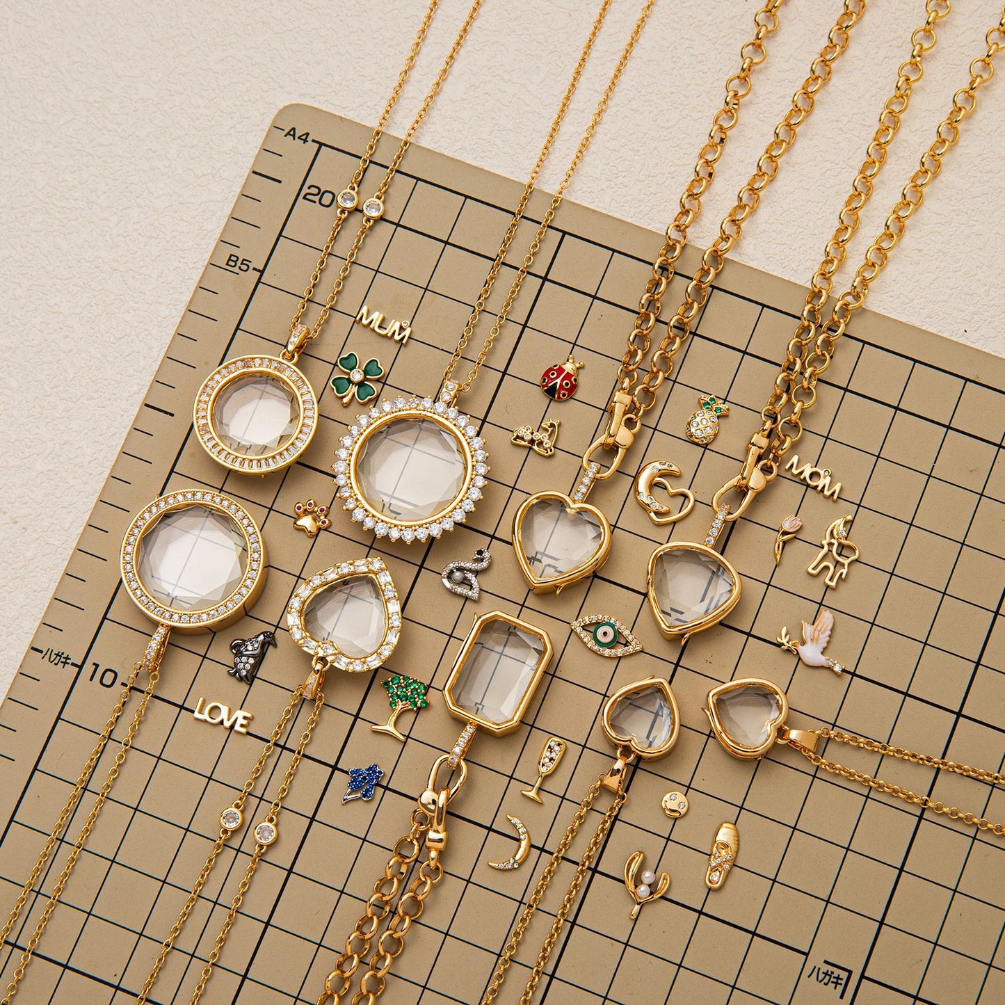 Ciondolo a Medaglione Tondo Geometrico Vintage Placcato Oro 18K in Ottone e Acciaio al Titanio Charm Bar