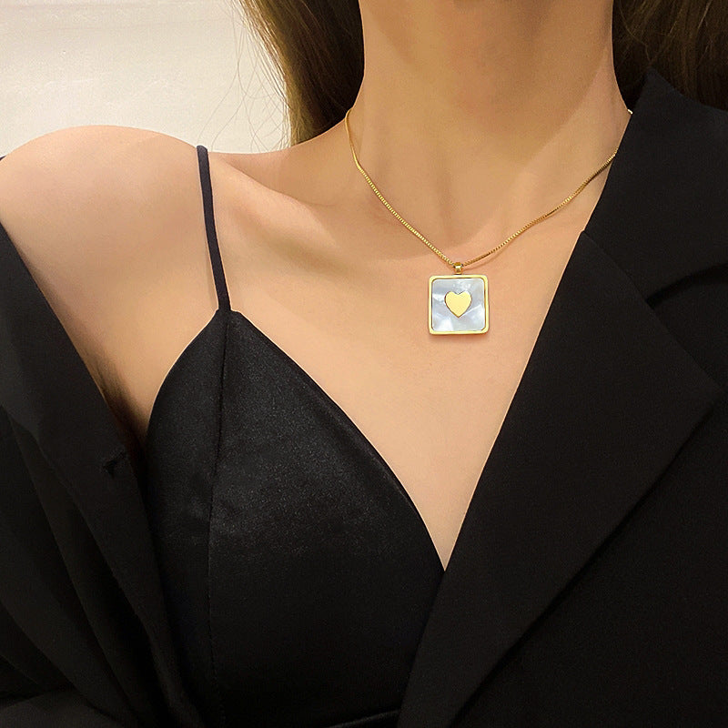 Collana con Pendente a Cuore Geometrico Minimalista in Madreperla in Acciaio al Titanio con Placcatura Oro da Donna