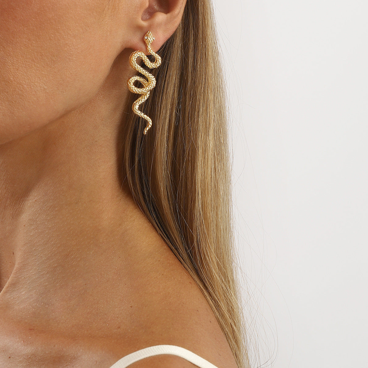 Pendientes de aleación con forma de serpiente minimalistas con acabado chapado para mujer