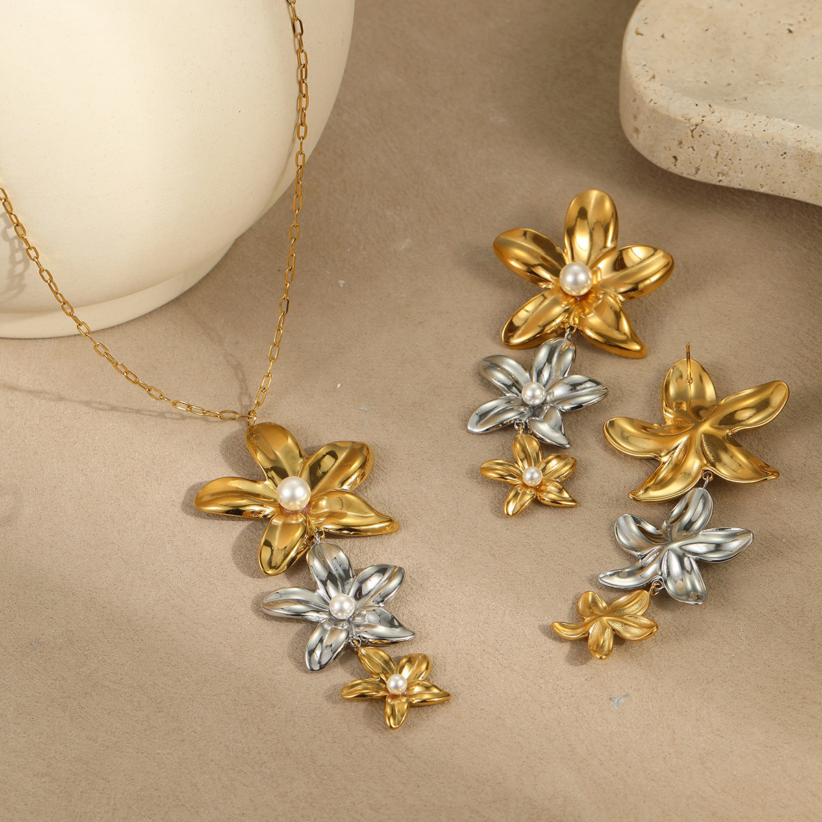 Elegante set collana con pendente floreale e orecchini in acciaio inossidabile placcato oro e argento da donna