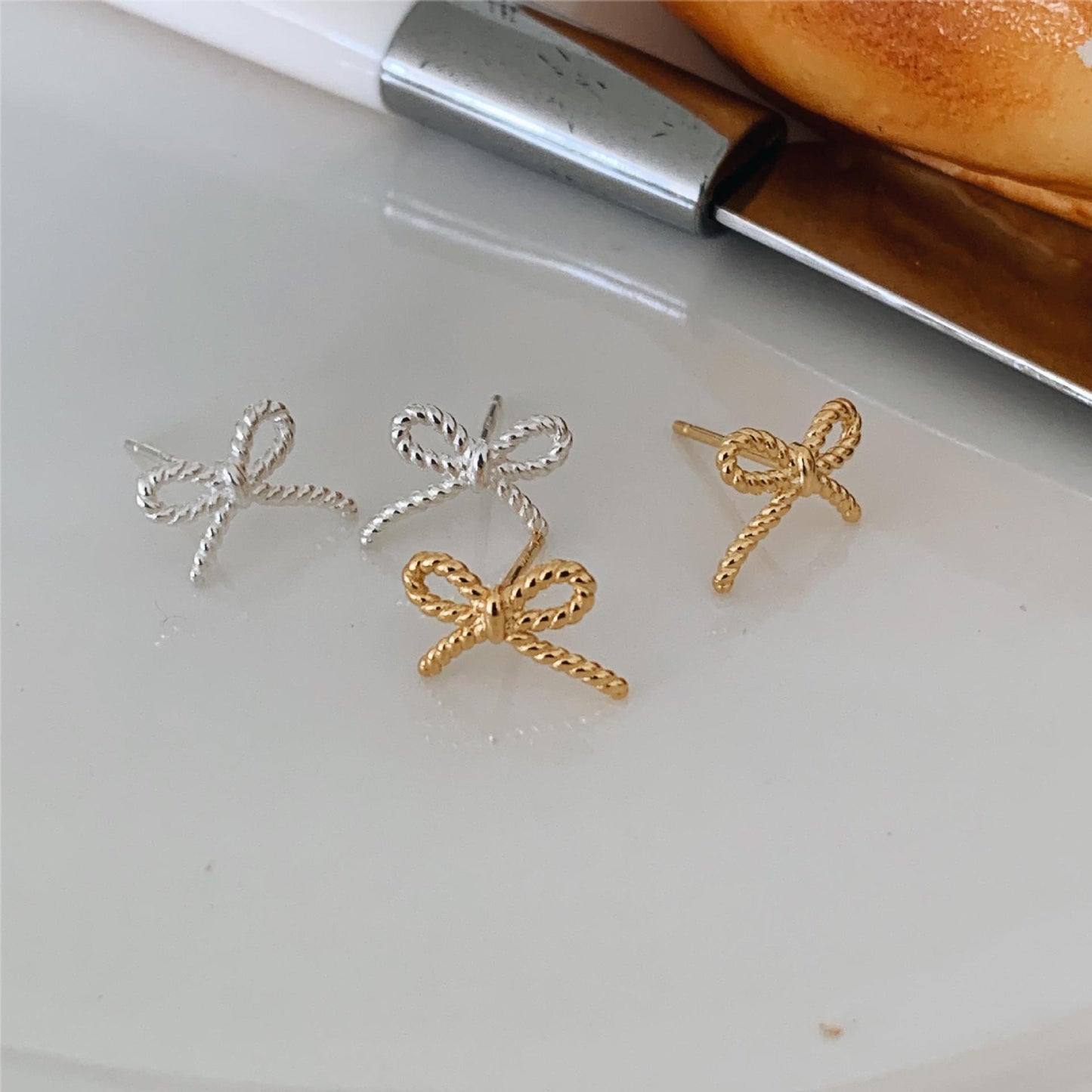 Pendientes Minimalistas de Lazo en Plata de Ley 925 con Acabado Chapado para Mujer