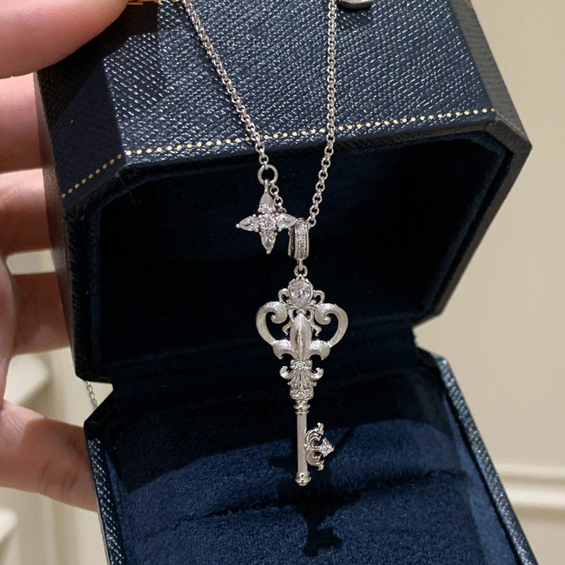 Collana Minimalista a Forma di Chiave in Acciaio Inossidabile con Strass Intarsiati per Donne
