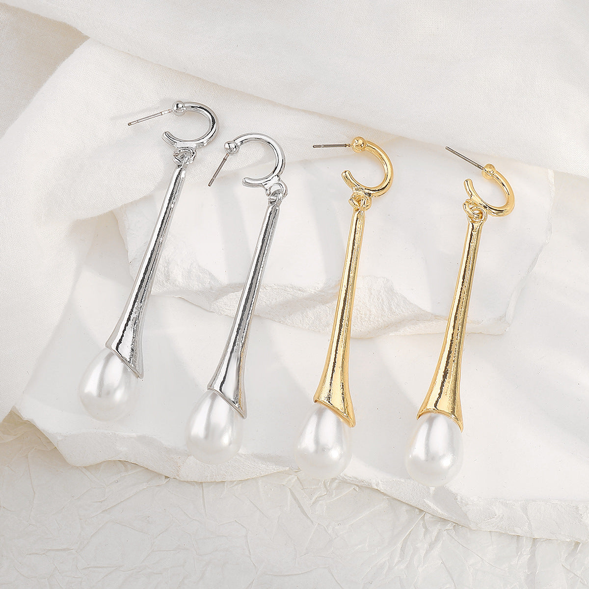Orecchini pendenti da donna alla moda con perle geometriche in lega e finitura placcata con linee che ricordano gli strass