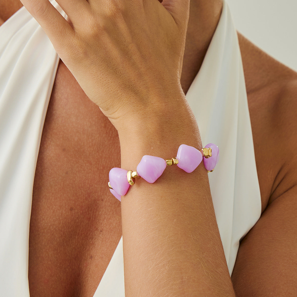 Collana girocollo da donna in resina, geometrica minimalista irregolare, con finitura placcata