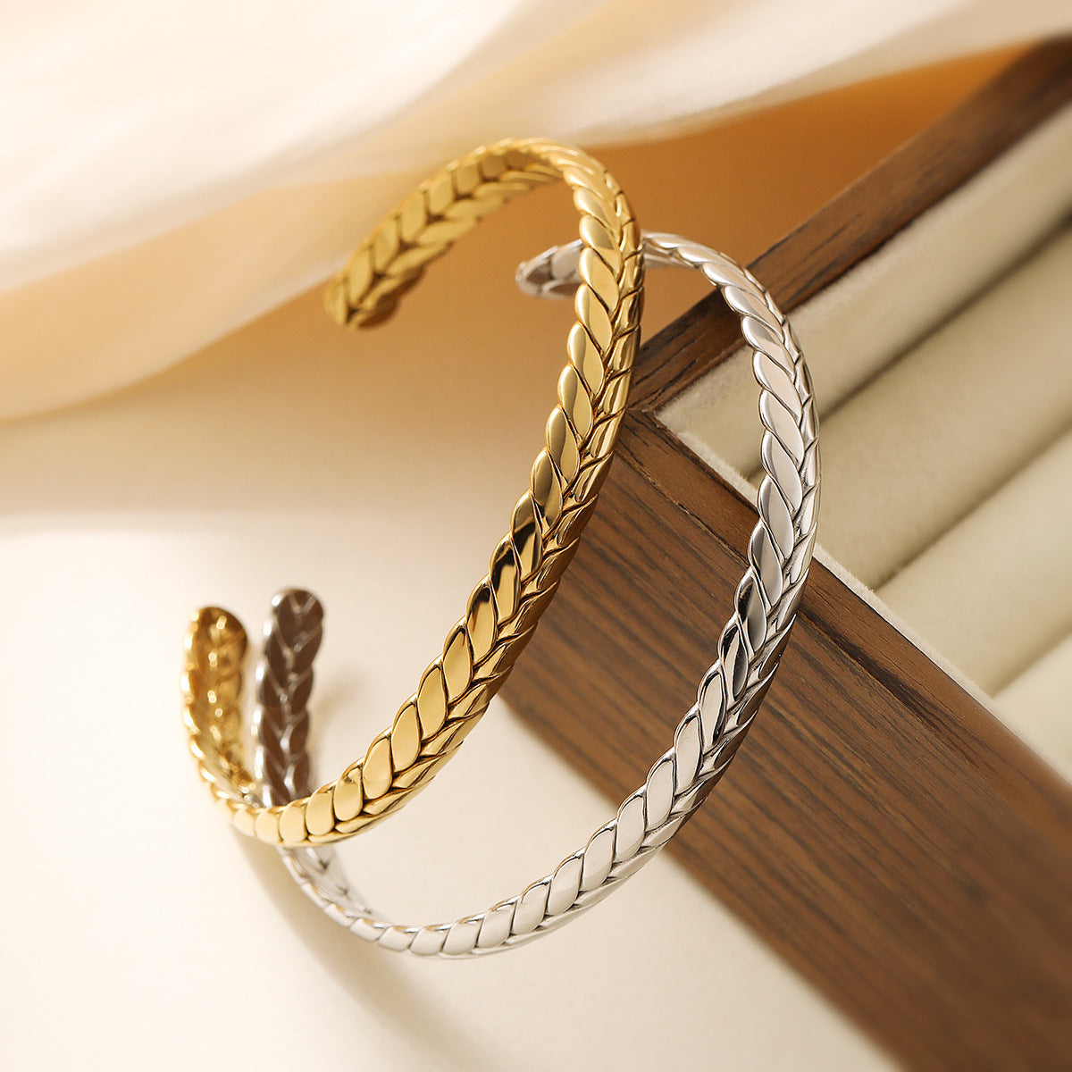Bracciale Rigido Aperto Geometrico Minimalista da Donna in Acciaio Inox con Placcatura Oro 18K