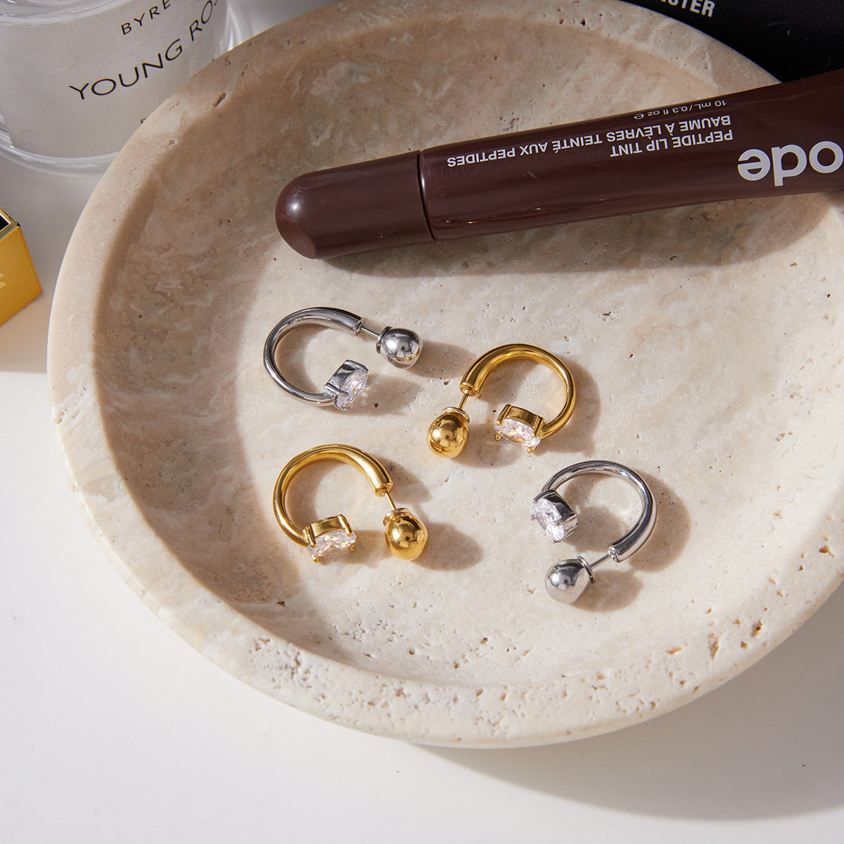 Pendientes de botón minimalistas de acero inoxidable con forma de sol y circonitas para mujer