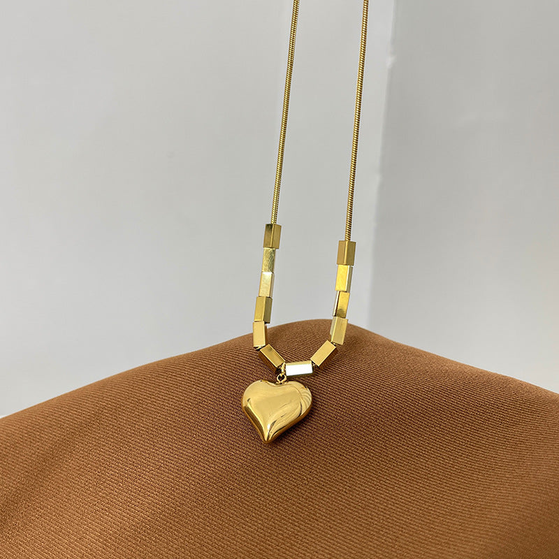 Collana girocollo con ciondolo a cuore geometrico minimalista per donna, in acciaio al titanio con catena a serpente