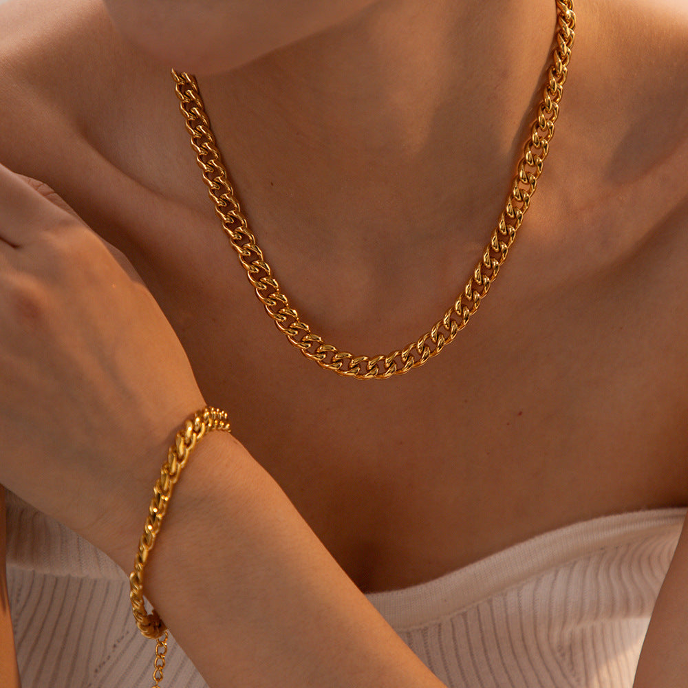 Collar con Colgante Geométrico Minimalista de Acero Inoxidable con Baño de Oro y Cadena de Serpiente para Mujer