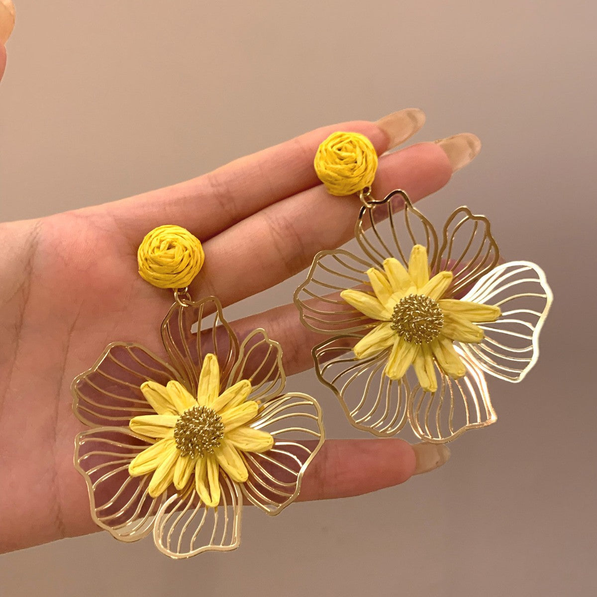 Orecchini a Perno Minimalisti Floreali in Metallo con Finitura Placcata per Donne, Gioielli per Orecchie Lussuosi e Leggeri con Design a Fiore Intagliato