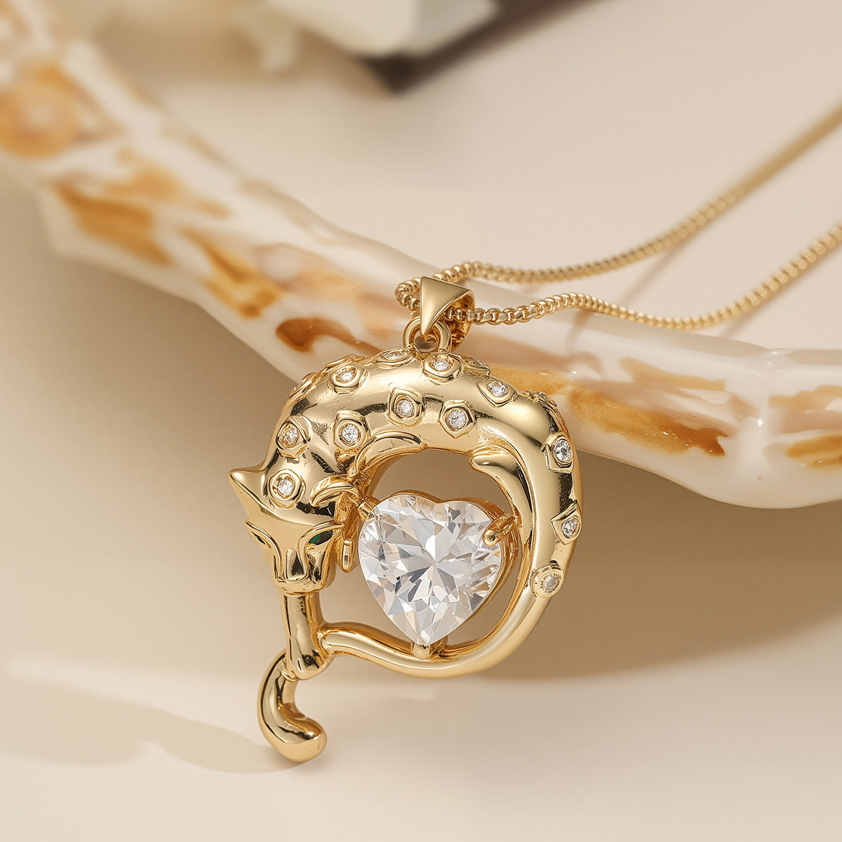 Collana Pendente Leopardo Minimalista da Donna con Base in Rame Placcata Oro 18K e Intarsio di Zirconi