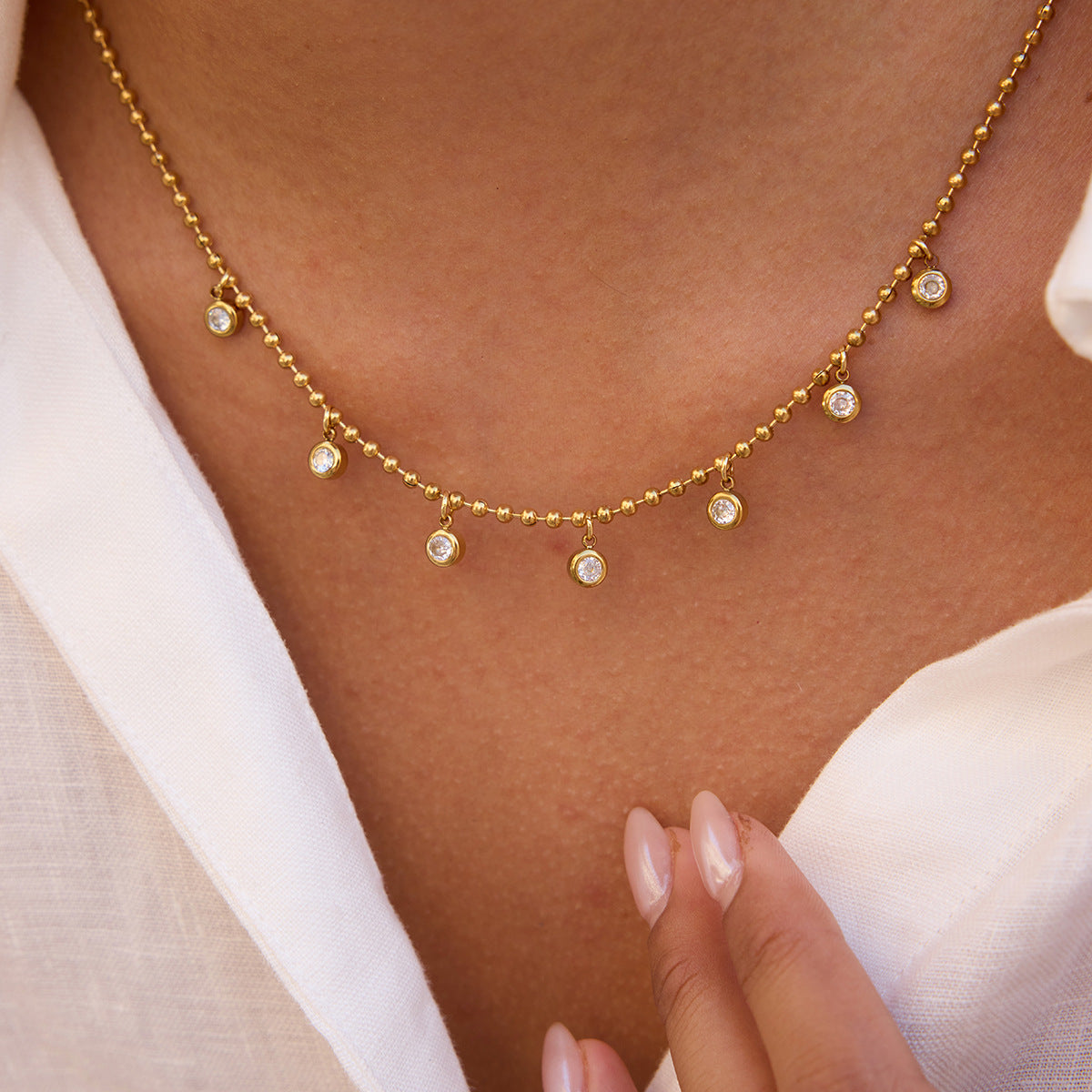 Collana da donna a catena con perline in zircone, in acciaio al titanio placcato oro 18 carati, con goccia d'acqua geometrica di lusso