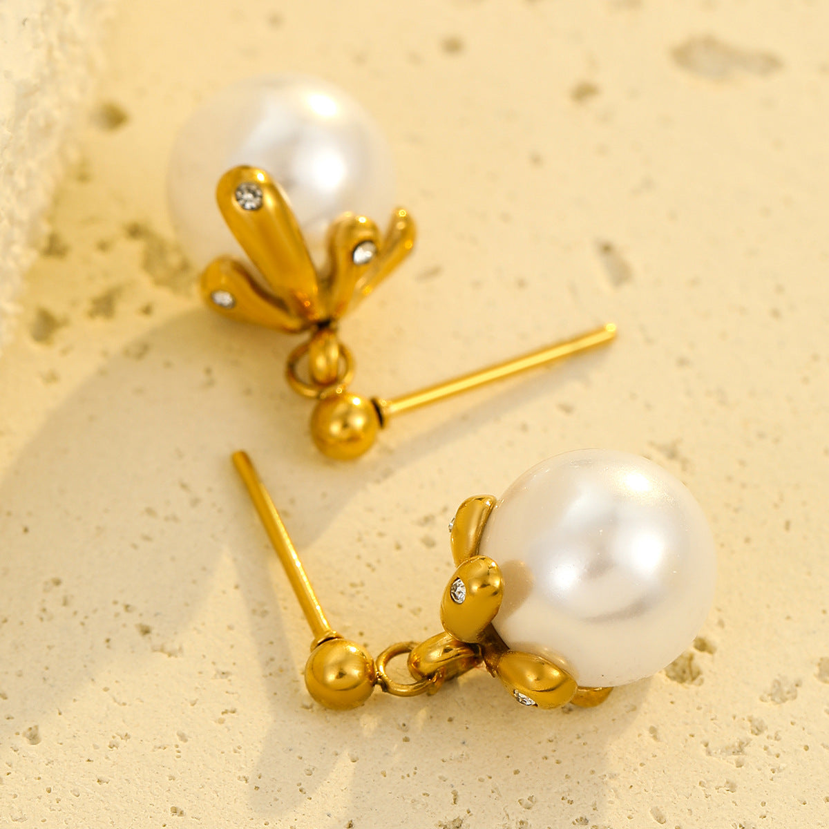 Vintage Style Petal-Shaped Titanium Steel Gold-Plated Pendant Necklace for Women with Zircon and Pearl Inlay
