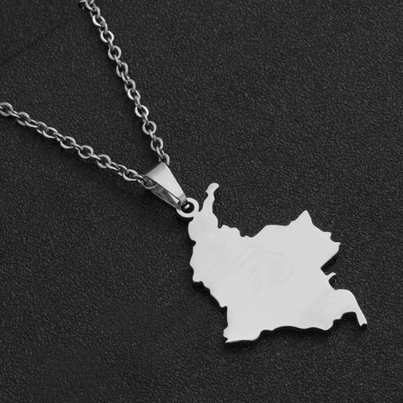 Collana con ciondolo geometrico etnico vintage in acciaio inossidabile con finitura placcata e catena O per unisex
