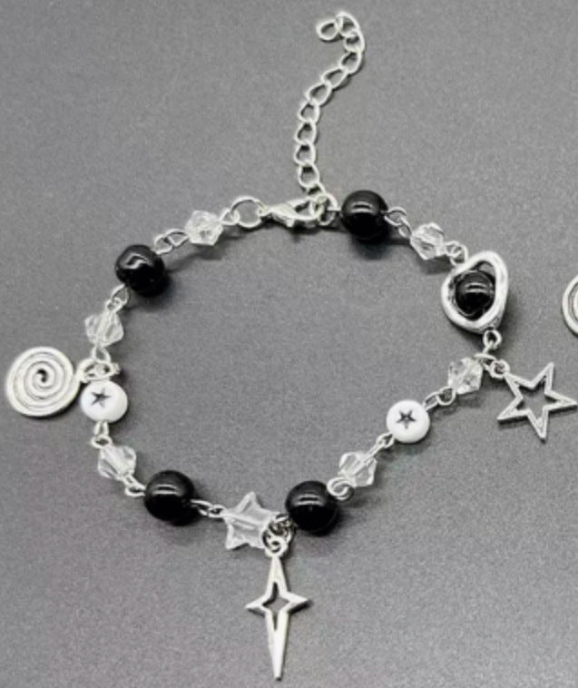 Bracciale da donna minimalista con perline a forma di cuore e stella, impreziosito da cristalli e catena in metallo placcato