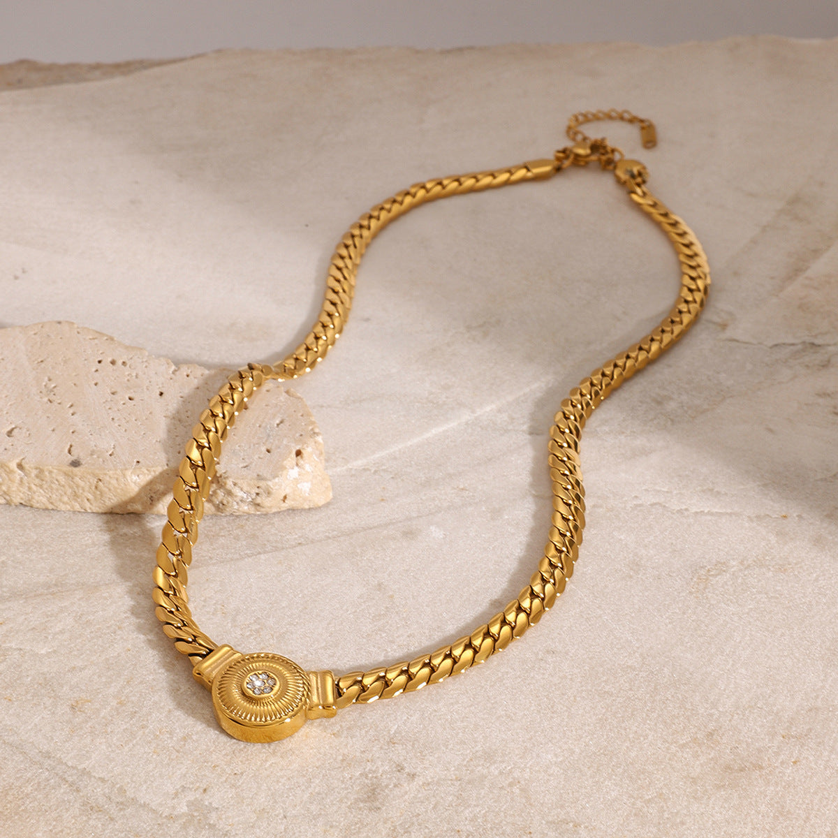 Collana con ciondolo geometrico in acciaio inossidabile con intarsio di strass, catena placcata in acciaio al titanio, elegante collana da donna retrò minimalista per clavicola