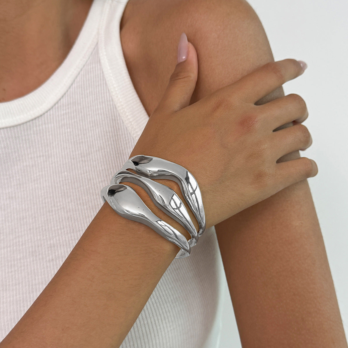 Pulsera minimalista geométrica de aleación para mujer con textura líquida martillada y acabado pulido chapado