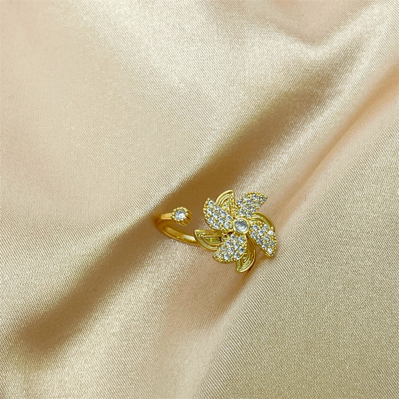 Anello Minimalista a Cuore in Rame Placcato Oro 18K con Intarsio Completo di Strass per Donna