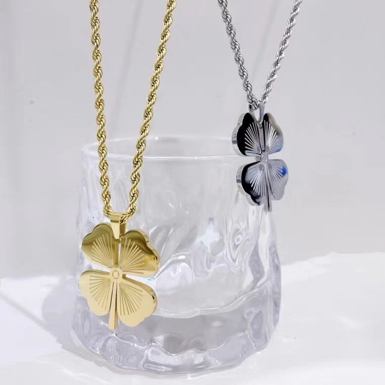 Collana con Ciondolo Trifoglio dal Design Originale da Donna in Acciaio al Titanio Placcato Oro, Catena Lunga Leggera di Lusso Stratificata