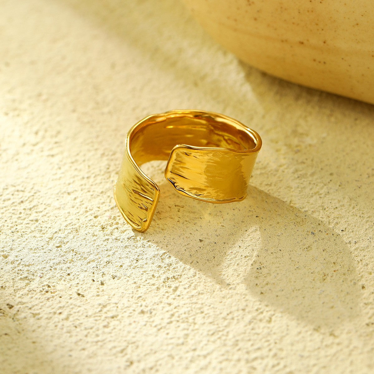 Anillo de acero de titanio geométrico minimalista con chapado en oro de 18 quilates, ligero y lujoso, de banda abierta ajustable para mujer