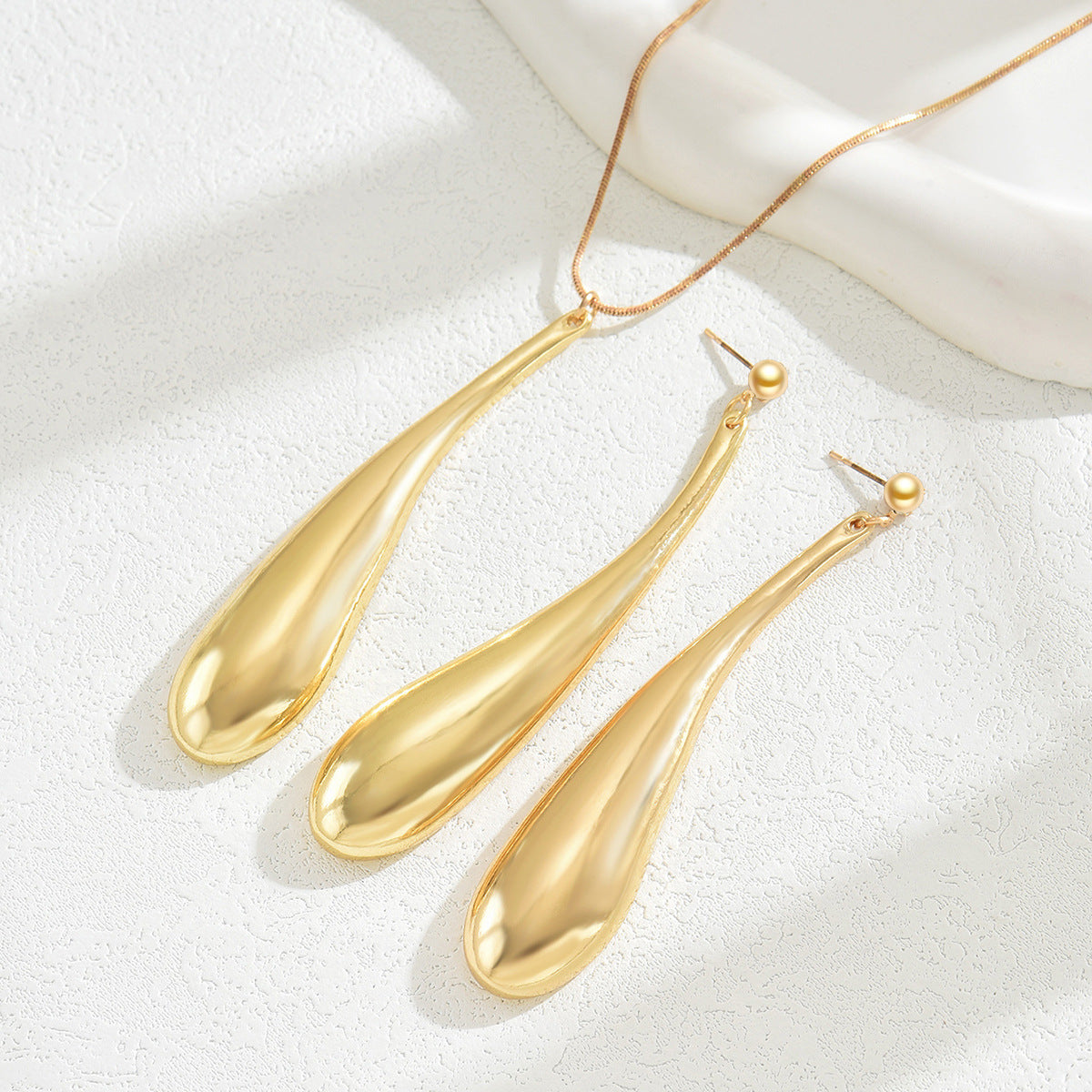 Set di collana e orecchini a goccia di lusso minimalista da donna con ciondolo in lega e finitura placcata, catena regolabile per clavicola