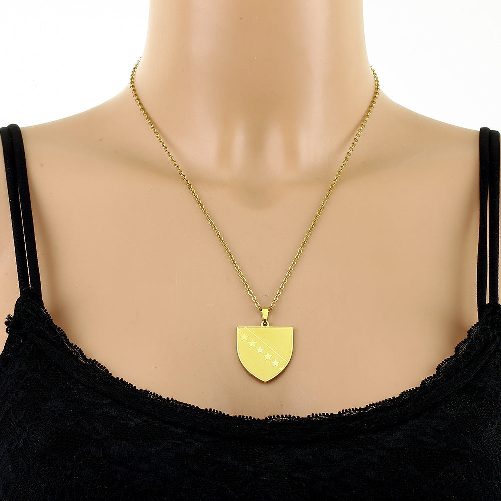Elegante collar con colgante geométrico de acero inoxidable con dije de acero de titanio y acabado de chapado al vacío para uso unisex
