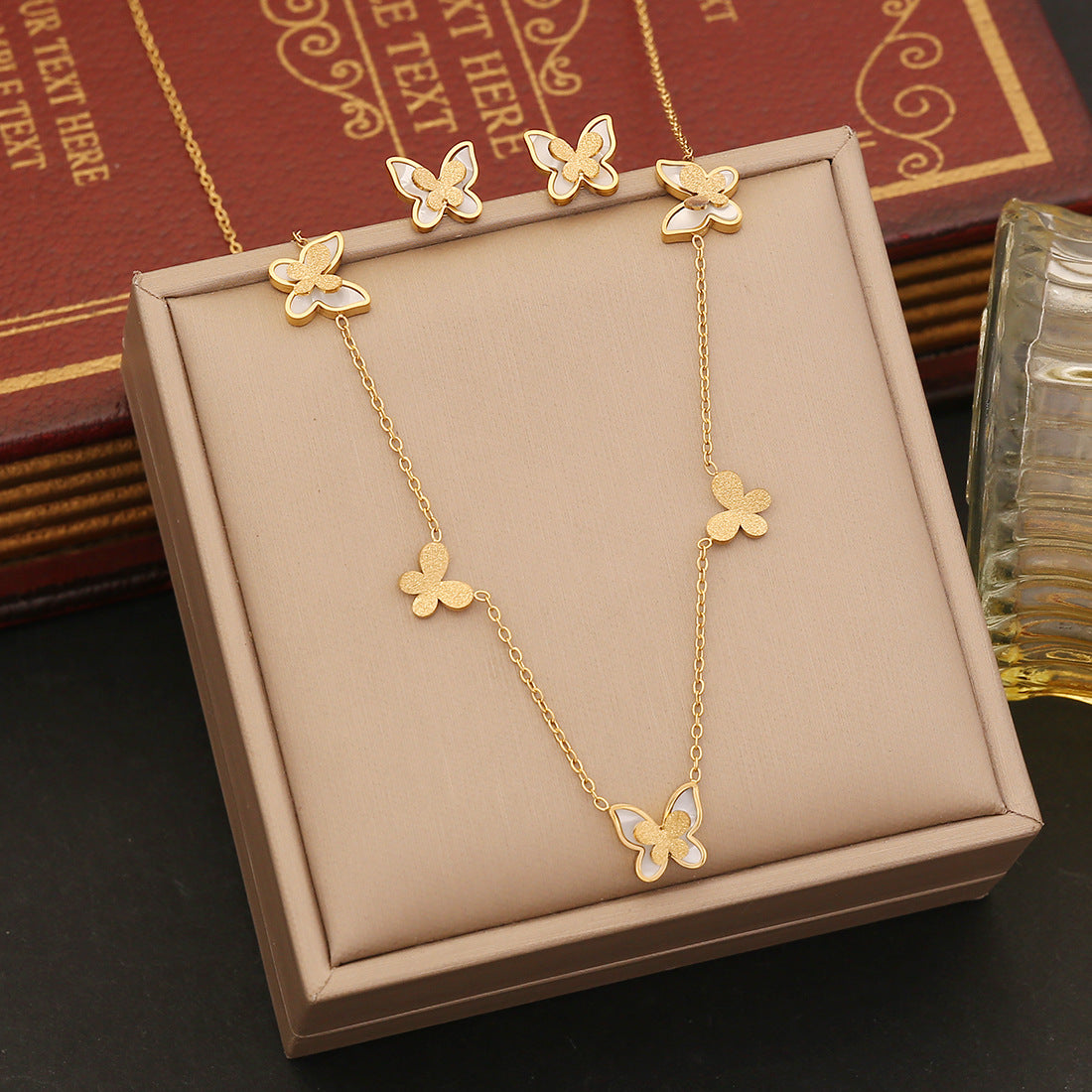 Set collana a farfalla con finitura opaca dolce con ciondolo a cuore in acciaio inossidabile su catena O per donna