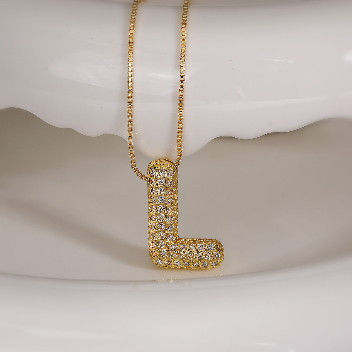 Collana con ciondolo a lettera geometrica minimalista da donna con intarsio in zircone in rame