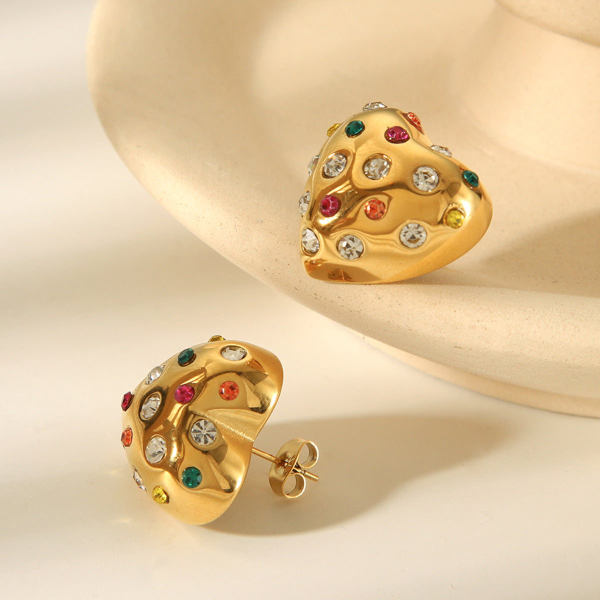 Pendientes de mujer de acero inoxidable chapados en oro de 18 quilates con forma de corazón y circonitas de colores