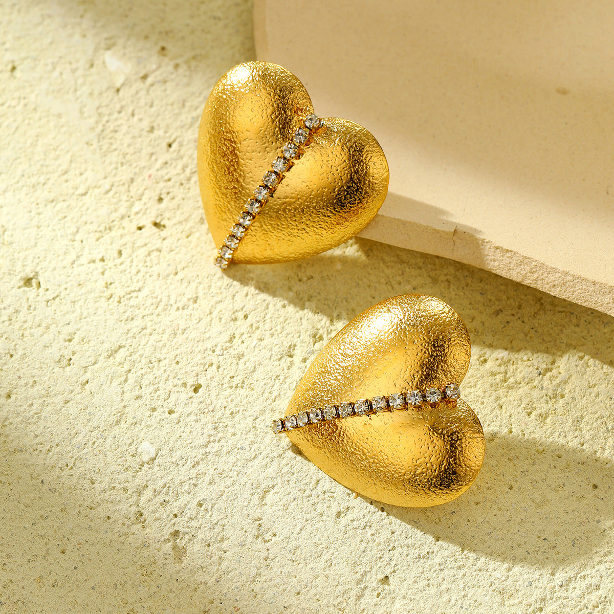 Pendientes de Acero Inoxidable con Forma de Corazón Estilo Vintage con Incrustaciones de Pedrería para Mujer, Pendientes de Tuerca de Titanio Chapados en Oro de 18K