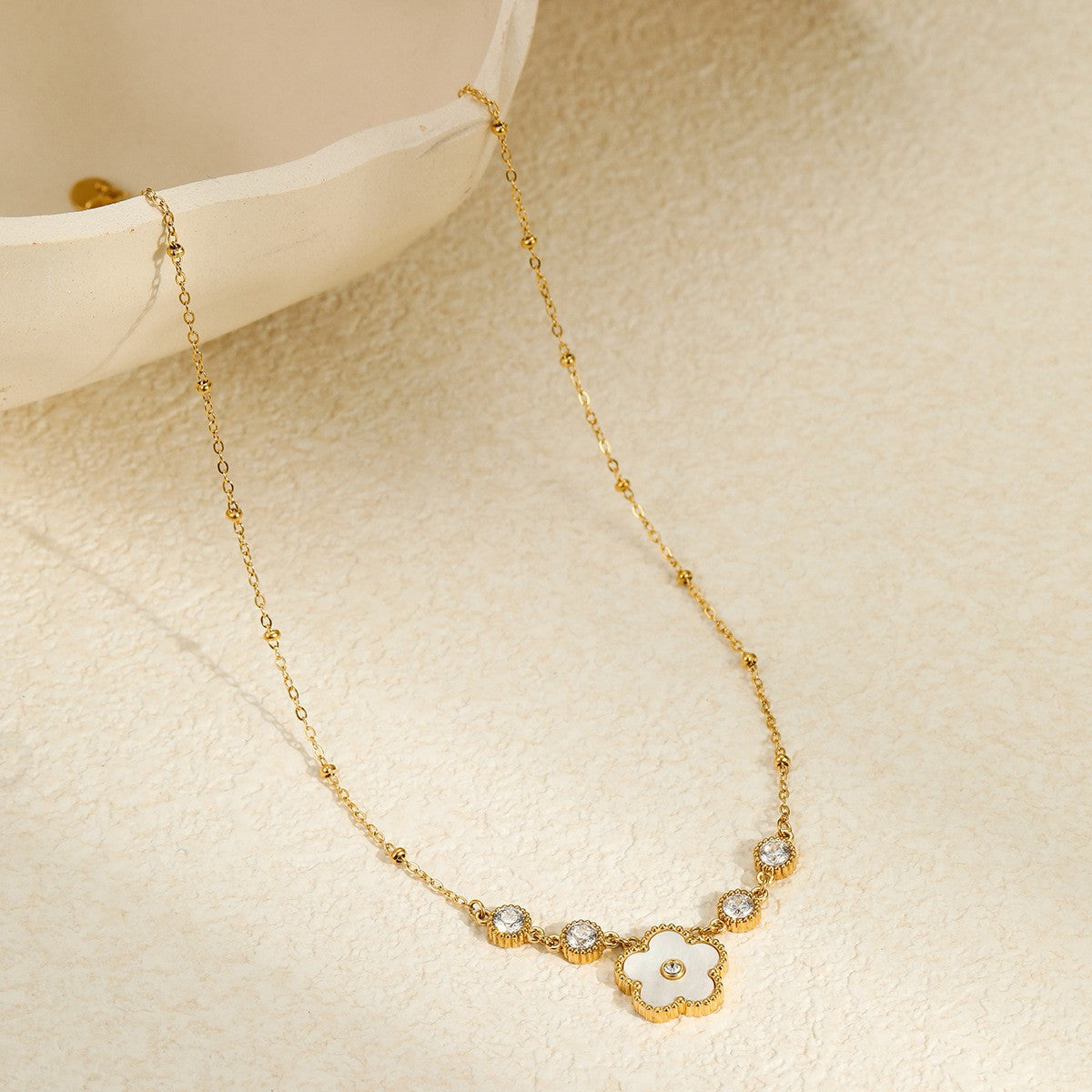 Collar con colgante de acero inoxidable con forma de corazón geométrico con incrustaciones de nácar para mujer, acabado chapado, cadena hasta la clavícula a la moda para la oficina