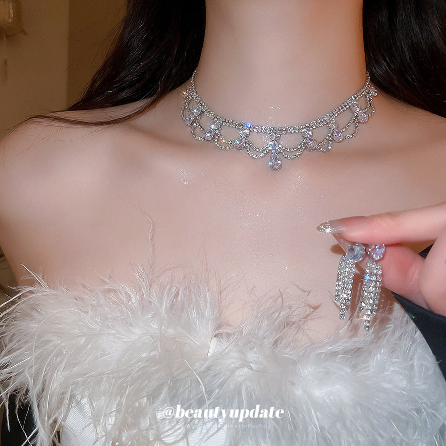 Elegante set di orecchini a perno con bordo floreale e collana girocollo in rame con intarsio di zirconi per donna